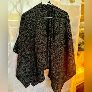 Leopard shawl. 1 size